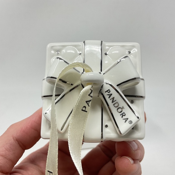 Pandora 2016 Quilted Gift Box Christmas Ornament with Storage Box & inner pouch - Picture 6 of 8
